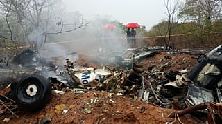 Funcionarios inspeccionan el lugar donde se estrelló un avión cerca de Diani, Kenia, el martes 28 de octubre de 2025.