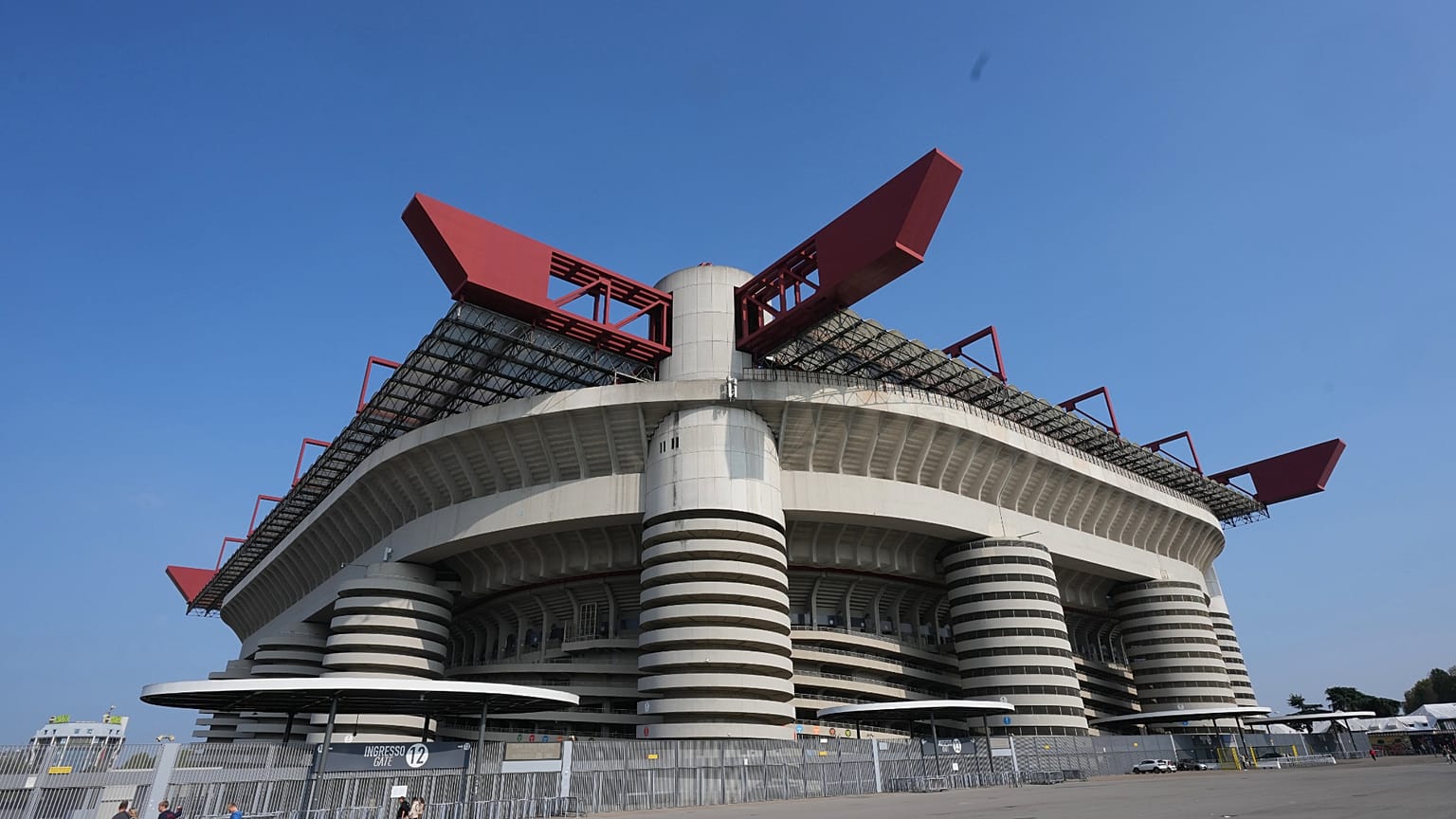 Una veduta dello stadio San Siro (AP Photo/Antonio Calanni)”