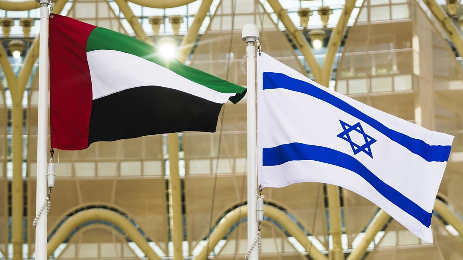 أعلام الإمارات وإسرائيل ترفرف فوق المنصة (أ.ب/ جون غامبريل، ملف)