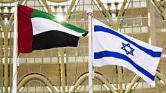 أعلام الإمارات وإسرائيل ترفرف فوق المنصة (أ.ب/ جون غامبريل، ملف)