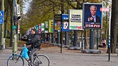 W Hadze w Holandii wiszą billboardy wyborcze partii politycznych biorących udział w wyborach parlamentarnych, 22 października 2025 r.