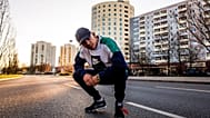 Rapper Capital Bra ist nicht mehr Gegner, sondern Sympathisant der AfD. In einem Livestream hat er jedoch falsche Informationen verbreitet.