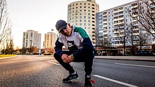 Rapper Capital Bra ist nicht mehr Gegner, sondern Sympathisant der AfD. In einem Livestream hat er jedoch falsche Informationen verbreitet.