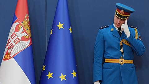 FILE: Serbski członek gwardii honorowej stoi obok flagi europejskiej przed wizytą przewodniczącej Komisji Europejskiej Ursuli von der Leyen w Belgradzie, 15 października 2025 r.