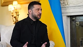  الرئيس الأوكراني فولوديمير زيلينسكي يتحدث إلى رئيس الوزراء البريطاني كير ستارمر في 10 داونينج ستريت في لندن، الجمعة 24 أكتوبر 2025.