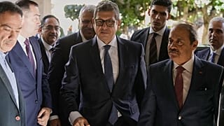 رئيس جهاز المخابرات المصرية حسن رشاد (وسط الصورة) يصل إلى بيروت للقاء رئيس مجلس النواب اللبناني نبيه بري، الثلاثاء 28 أكتوبر/تشرين الأول 2025.