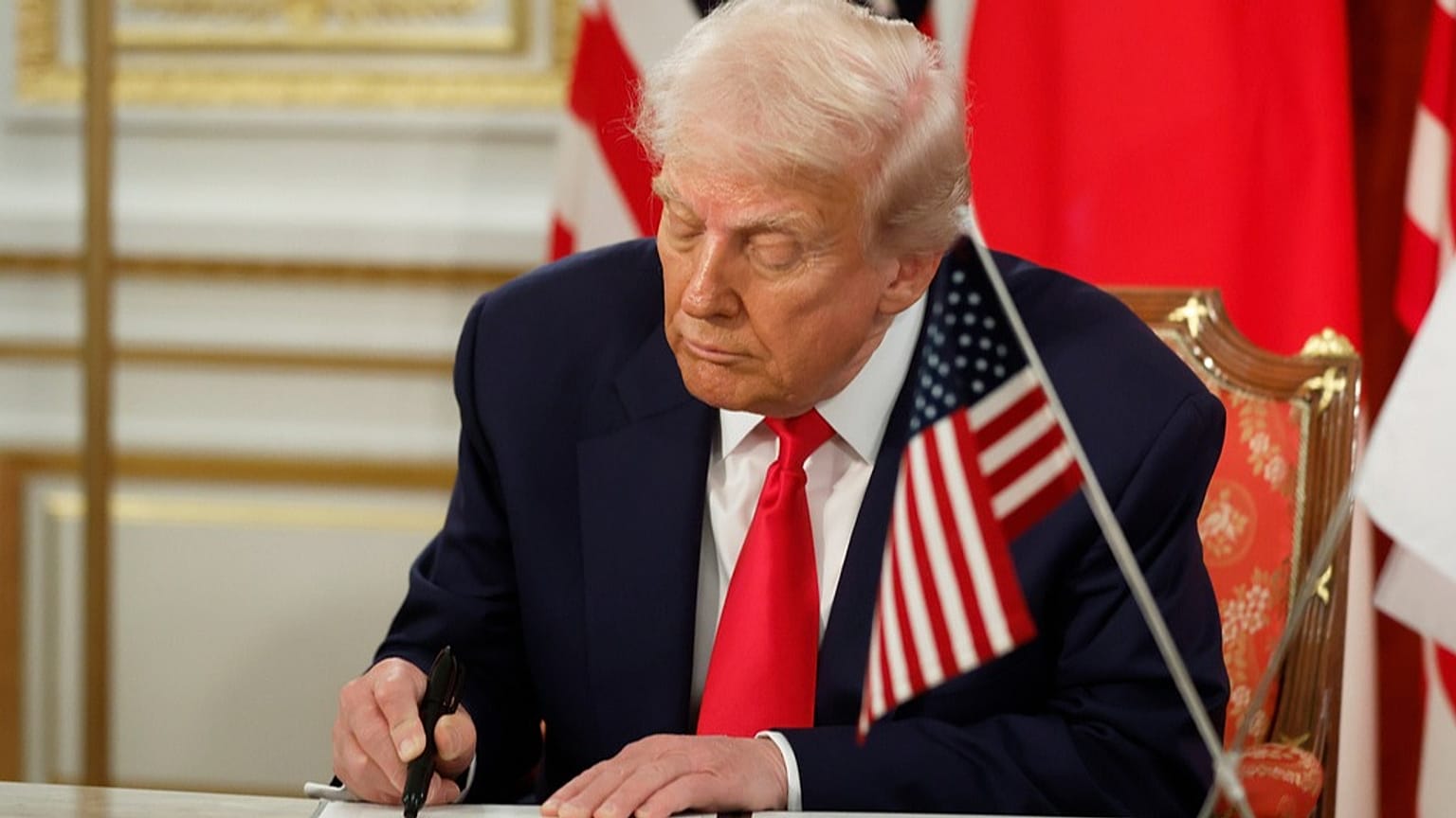 الرئيس الأمريكي دونالد ترامب خلال مراسم توقيع مع رئيسة وزراء اليابان سناي تاكايشي في طوكيو، في 28 أكتوبر 2025.