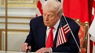 الرئيس الأمريكي دونالد ترامب خلال مراسم توقيع مع رئيسة وزراء اليابان سناي تاكايشي في طوكيو، في 28 أكتوبر 2025.