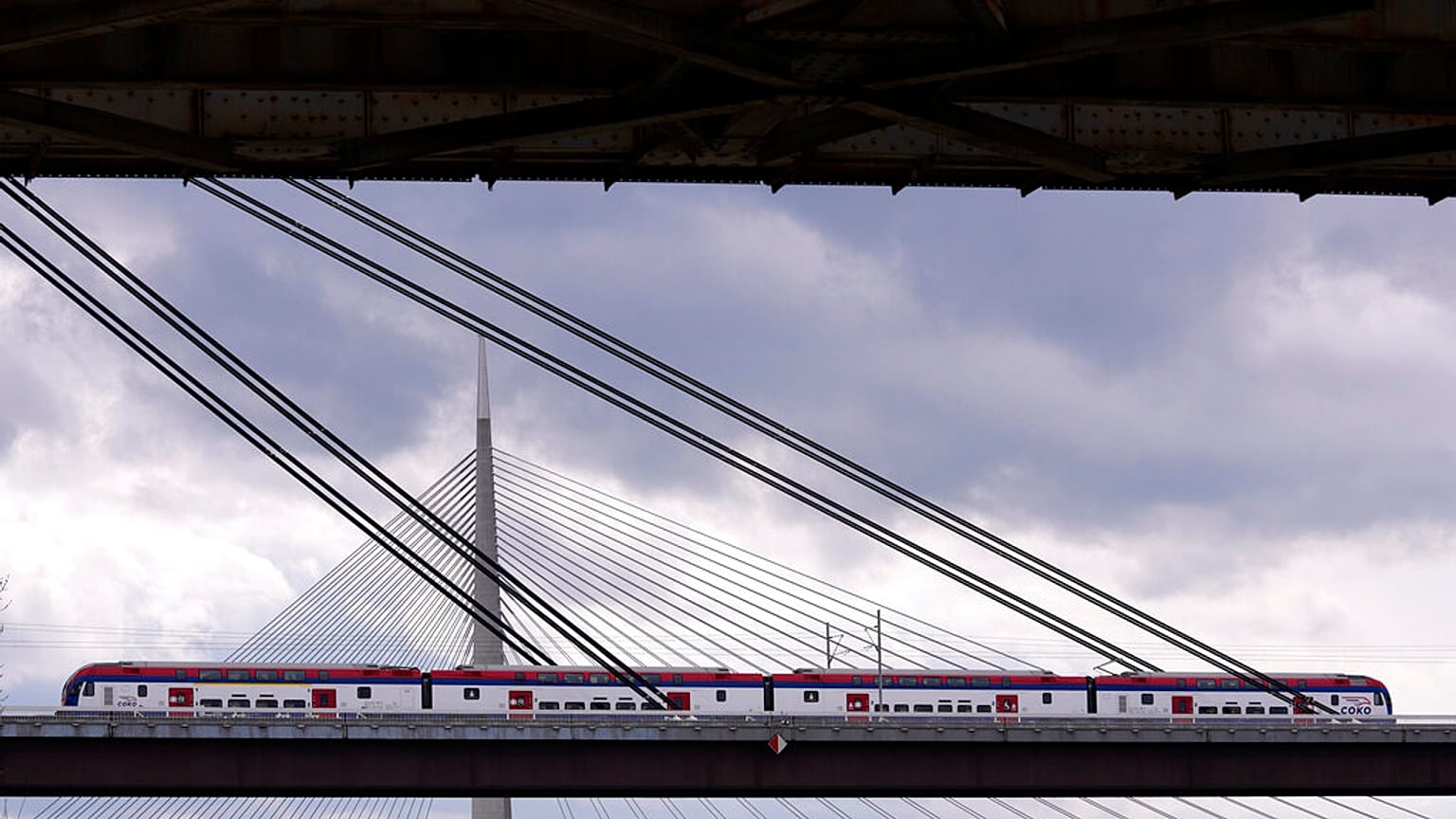 Un train traverse le nouveau pont ferroviaire, au-dessus de la rivière Sava, sur la ligne à grande vitesse Belgrade-Budapest