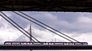 Un train traverse le nouveau pont ferroviaire, au-dessus de la rivière Sava, sur la ligne à grande vitesse Belgrade-Budapest