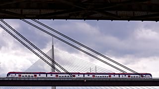 Un train traverse le nouveau pont ferroviaire, au-dessus de la rivière Sava, sur la ligne à grande vitesse Belgrade-Budapest