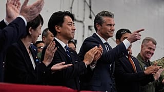 Pete Hegseth apunta en un gesto a Donald Trump mientras es observado por la primera ministra japonesa, Sanae Takaichi