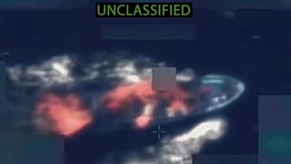 Capture d'écran d'une vidéo montrant une attaque américaine contre des bateaux de contrebande de drogue dans le Pacifique.