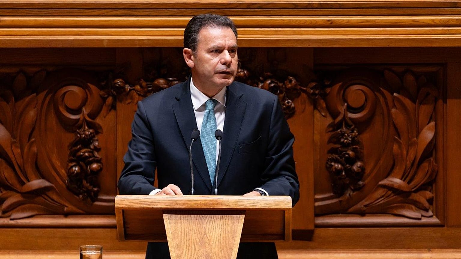 O primeiro-ministro português Luís Montenegro na Assembleia da República esta terça-feira