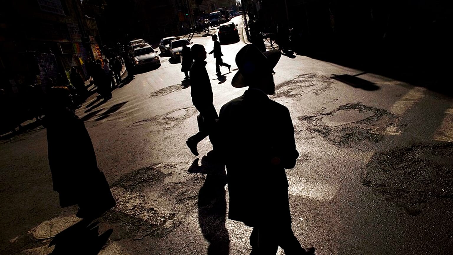 من أرشيف ١٣ يناير ٢٠١١، يظهر رجل يهودي متشدد يعبر تقاطعًا في حي ميا شيريم الديني في القدس.