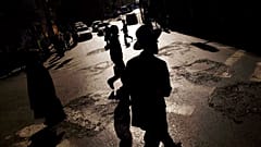 من أرشيف ١٣ يناير ٢٠١١، يظهر رجل يهودي متشدد يعبر تقاطعًا في حي ميا شيريم الديني في القدس.