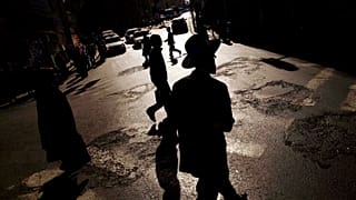 من أرشيف ١٣ يناير ٢٠١١، يظهر رجل يهودي متشدد يعبر تقاطعًا في حي ميا شيريم الديني في القدس.