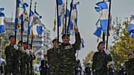 Des membres de l'armée grecque participent au défilé militaire annuel pour marquer l'anniversaire du "Jour du Non"
