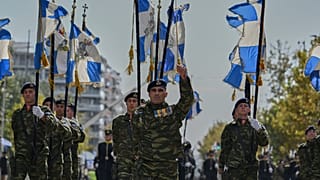Des membres de l'armée grecque participent au défilé militaire annuel pour marquer l'anniversaire du "Jour du Non"