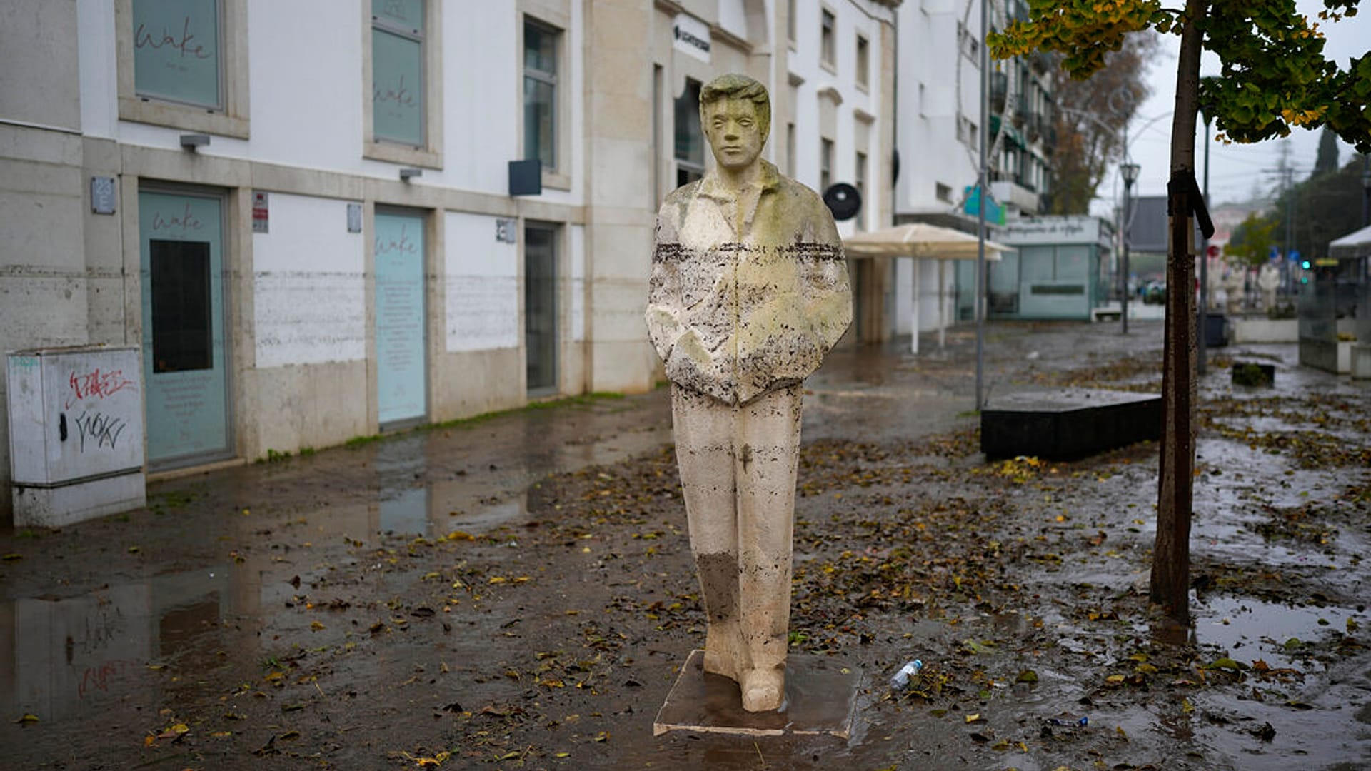 ARCHIVO: Una estatua marca la altura que alcanzó el agua cuando se inundó la calle durante la noche en Alges.