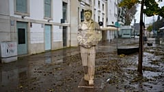 ARQUIVO (13.12.2022): Uma estátua marca a altura que a água atingiu quando a rua ficou inundada durante a noite em Alges. 