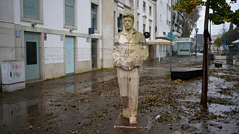 ARCHIWUM (13.12.2022): Pomnik oznacza wysokość, jaką osiągnęła woda, gdy ulica została zalana w nocy w Alges. 