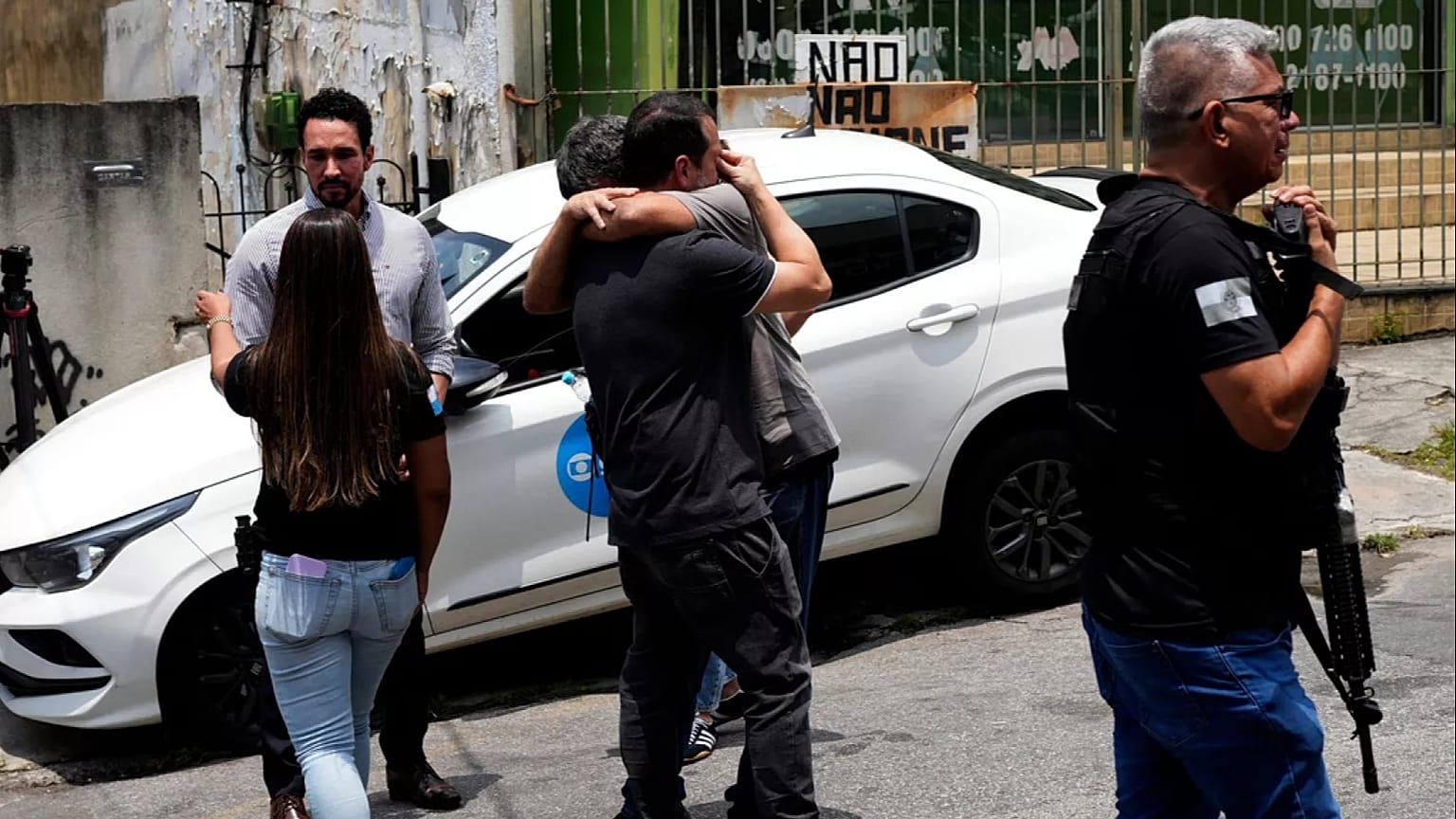 تجمّع عناصر من الشرطة أمام المستشفى حيث نُقل أحد زملائهم بعد إصابته خلال عملية ضد مشتبه بتورطهم في الاتجار بالمخدرات ريو دي جانيرو، الثلاثاء 28 تشرين الأول/أكتوبر 2025.