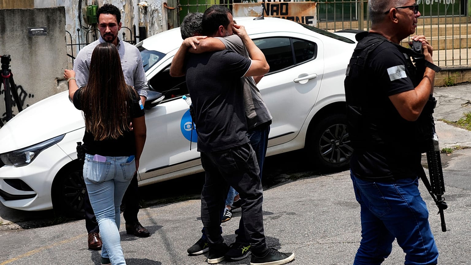 Polisler, bir meslektaşlarının yaralı olarak getirildiği Getulio Vargas Hastanesi'nin dışında beklerken, 28 Ekim 2025