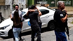 تجمّع عناصر من الشرطة أمام المستشفى حيث نُقل أحد زملائهم بعد إصابته خلال عملية ضد مشتبه بتورطهم في الاتجار بالمخدرات ريو دي جانيرو، الثلاثاء 28 تشرين الأول/أكتوبر 2025.