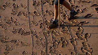 Un hombre camina por una carretera cubierta de lodo tras las inundaciones en Valencia, España, el 31 de octubre de 2024.