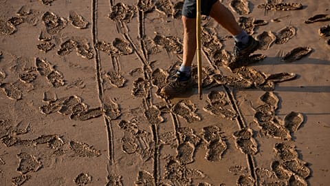 Un hombre camina por una carretera cubierta de lodo tras las inundaciones en Valencia, España, el 31 de octubre de 2024.