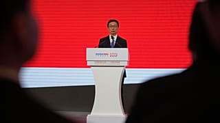 نائب الرئيس الصيني هان تشنغ يتحدث في فعالية لغرفة التجارة الأمريكية في بكين، الصين، يوم الجمعة، 1 مارس/آذار 2024.