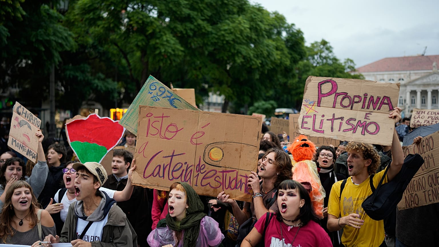 Estudantes organizam protesto contra o aumento das propinas universitárias, em Lisboa.