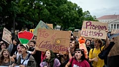 Estudantes organizam protesto contra o aumento das propinas universitárias, em Lisboa.