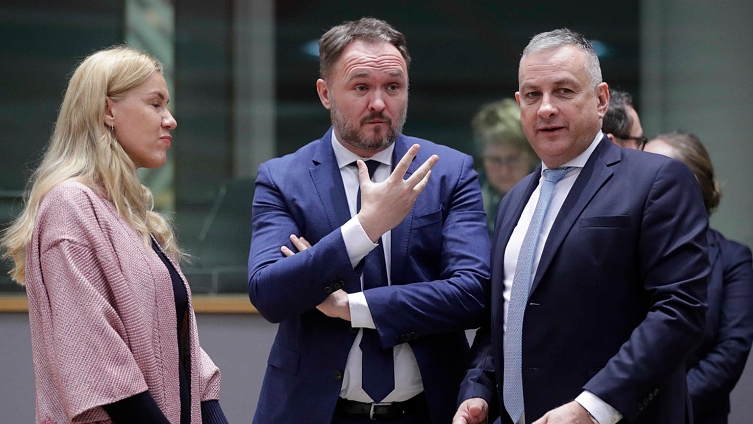 Dan Jörgensen az Európai Bizottság jelenlegi energiaügyi biztosa (középen) az Európai Unió Energiaügyi Tanácsának rendkívüli ülésén Brüsszelben 2022.12.13-án