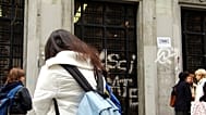 Una studentessa davanti al Liceo Parini di Milano