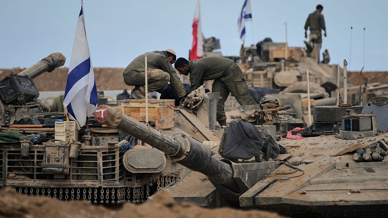 سربازان اسرائیلی در حال کار بر روی تانک‌ها در یک منطقه عملیاتی در مرز با نوار غزه، در جنوب اسرائیل، چهارشنبه، ۲۹ اکتبر ۲۰۲۵