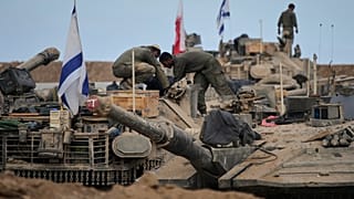 سربازان اسرائیلی در حال کار بر روی تانک‌ها در یک منطقه عملیاتی در مرز با نوار غزه، در جنوب اسرائیل، چهارشنبه، ۲۹ اکتبر ۲۰۲۵