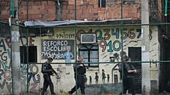 DATEI - Die Polizei führt eine Operation gegen das organisierte Verbrechen in der Favela Mare Complex in Rio de Janeiro, Brasilien, durch, Montag, 9. Oktober 2023.