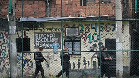 La Policía lleva a cabo una operación contra el crimen organizado en la favela Complejo Mare de Río de Janeiro, Brasil, el lunes 9 de octubre de 2023