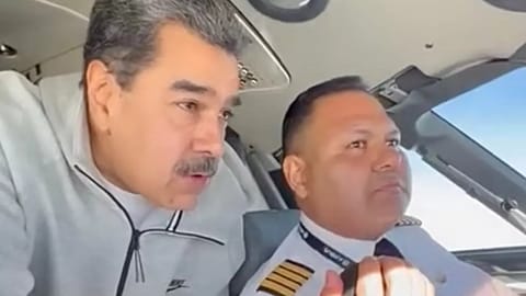 En esta imagen tomada de un vídeo publicado en el Facebook de Maduro, el 15 de diciembre de 2023, Maduro se sitúa detrás del piloto general Bitner Villegas en la cabina.