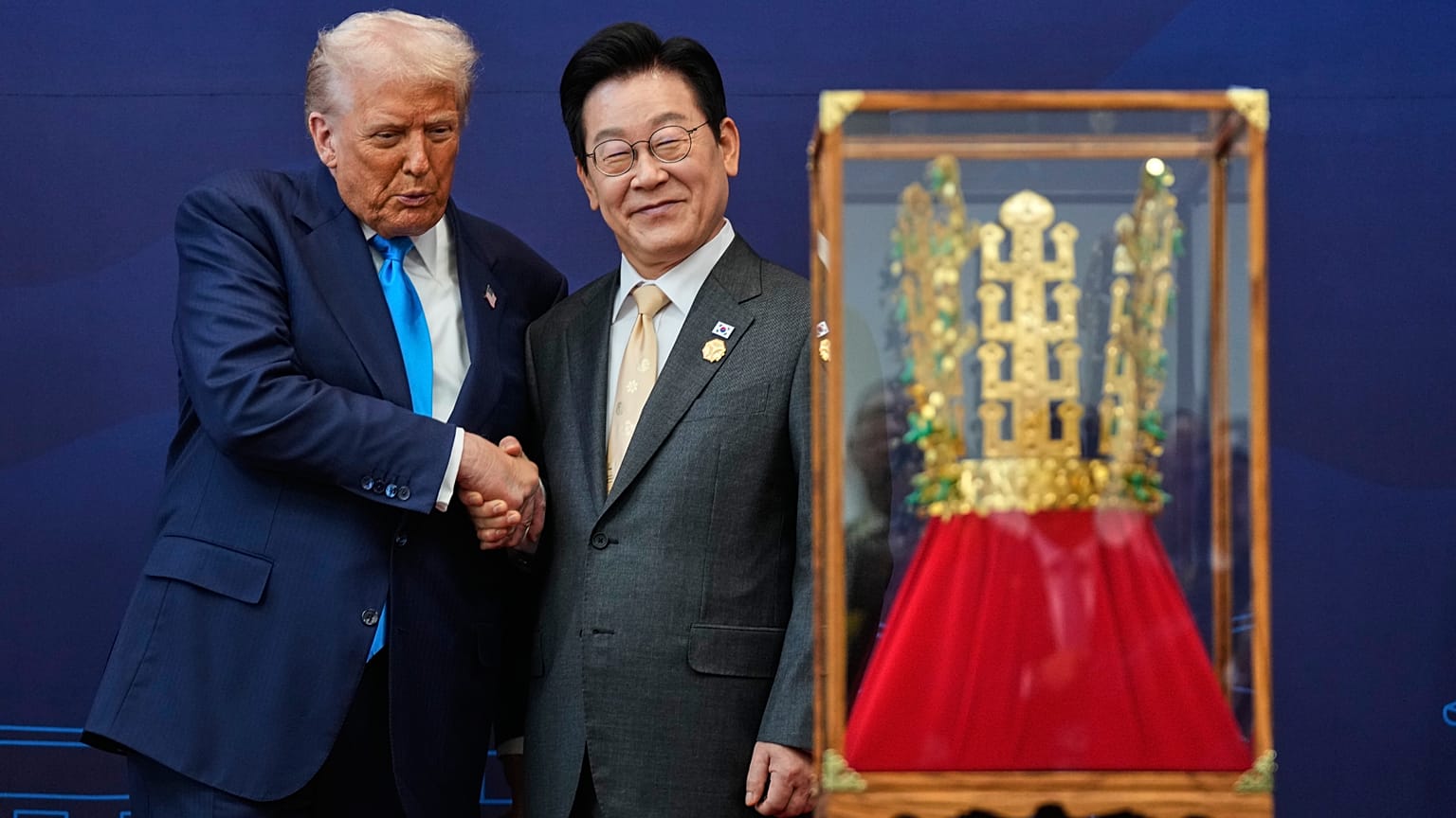 US President Donald Trump shakes hands with South Korean President Lee Jae Myung as they attend a high honour ceremony in Gyoeongju, 29 October, 2025