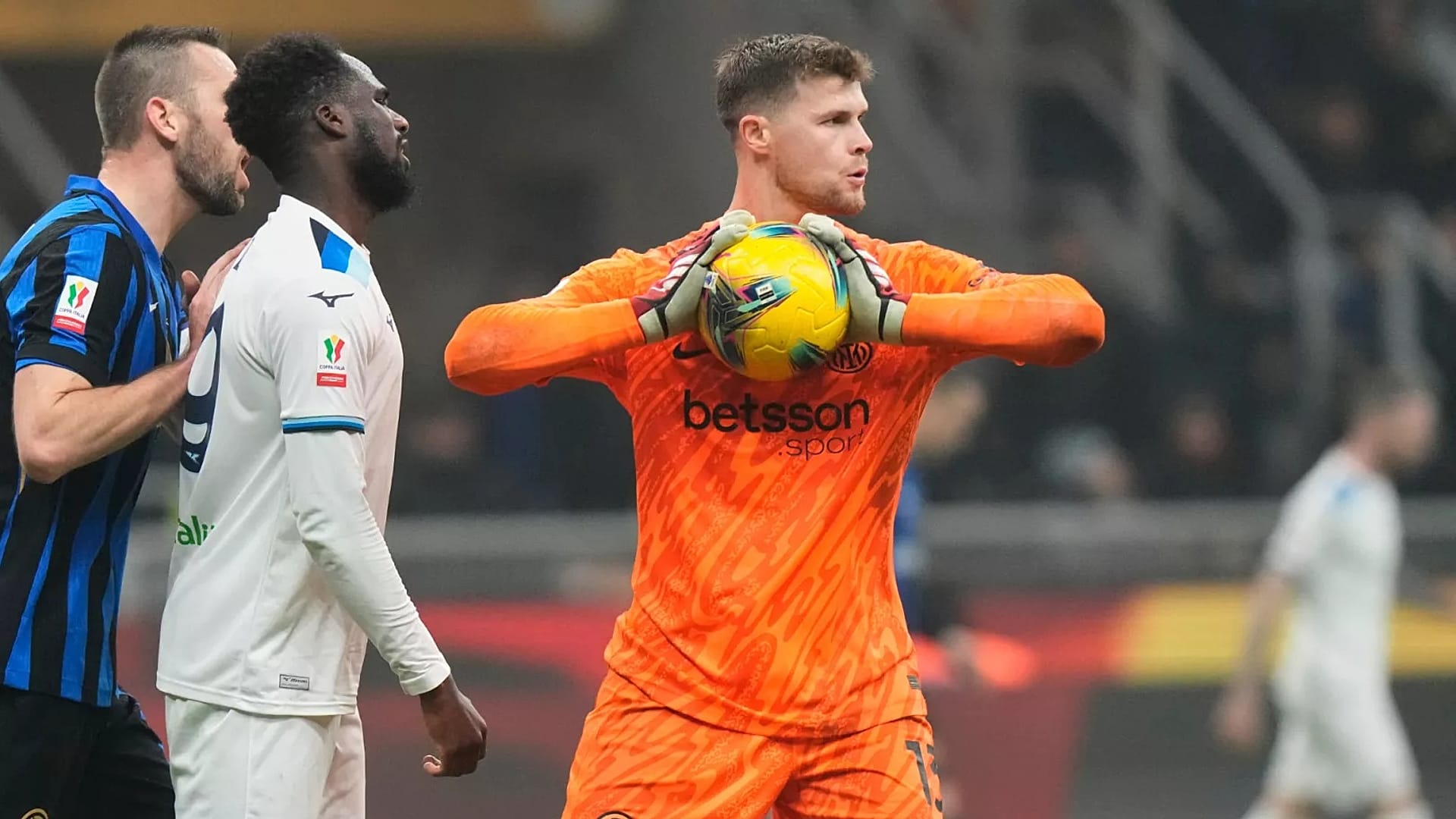 Bramkarz Interu Josep Martinez (z prawej) w akcji podczas ćwierćfinału Coppa Italia na stadionie San Siro w Mediolanie, 25 lutego 2025 r. (AP Photo/Luca Bruno)