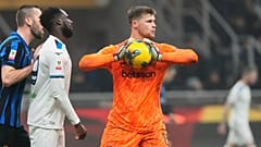 El portero del Inter Josep Martínez (dcha) en acción durante el partido de cuartos de final de la Coppa Italia en el estadio San Siro de Milán, el 25 de febrero de 2025, (AP Photo/Luca Bruno)