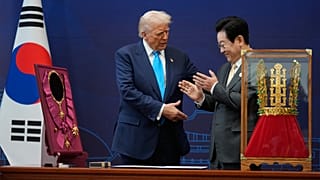 الرئيس الأمريكي دونالد ترامب يصافح الرئيس الكوري الجنوبي لي جاي ميونغ بمدينة غيونغجو، كوريا الجنوبية، يوم الأربعاء 29 تشرين الأول/أكتوبر 2025