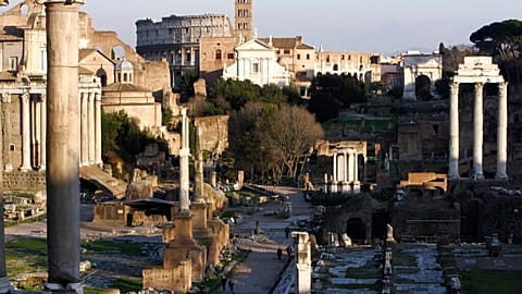 O Fórum Romano com o Coliseu em fundo - Roma
