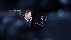 Premier Słowenii Robert Golob rozmawia z mediami po przybyciu na szczyt UE w budynku Rady Europejskiej w Brukseli, czwartek, 26 czerwca 2025 r.
