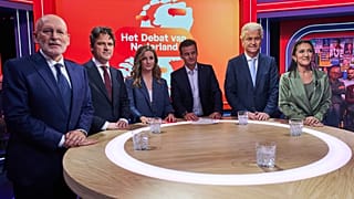 قادة وأعضاء أحزاب هولندية يلتقطون صورة قبل مناظرة تلفزيونية في هيلفيرسوم، 23 أكتوبر 2025.