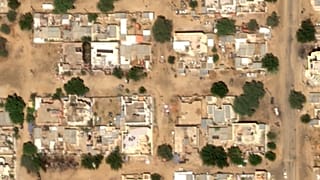 Műholdas felvétel az RSF járműveiről a darfuri el-Fasher városában