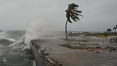 Las olas salpican Kingston, Jamaica, mientras el huracán Melissa se acerca el martes 28 de octubre a la isla caribeña
